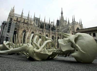 La escultura  Calamita Cósmica  tumbada ayer en la Plaza del Duomo.