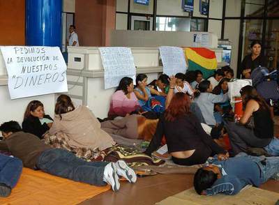 ENGAÑADOS Y SIN PODER VIAJAR A ESPAÑA.