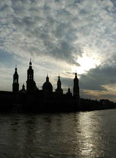 Crecida del Ebro a su paso ayer por Zaragoza.