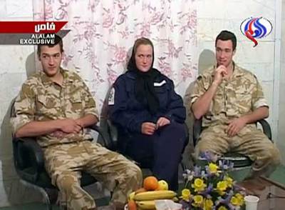 Imagen de televisión del  marine  Summers (izquierda),  la marinera Turney, y de  otro militar británico.