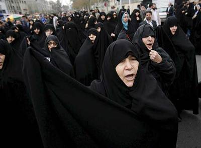 Mujeres iraníes gritan consignas durante una manifestación ayer en el centro de Teherán.