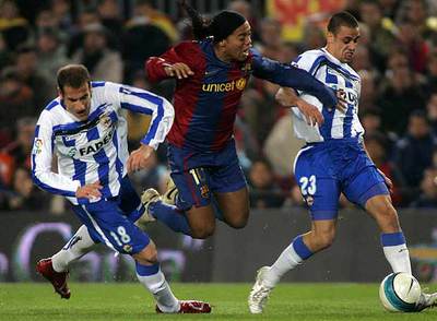 Ronaldinho cae ante la entrada de Lopo y Estoyanoff
