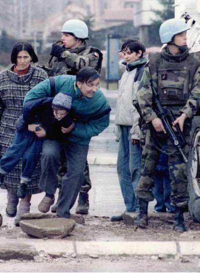   Cascos azules   franceses en Sarajevo cubren del fuego de los francotiradores a un padre con su hijo en brazos, en marzo de 1995.