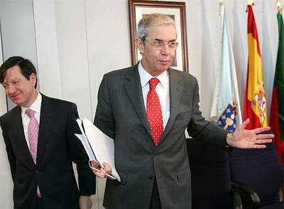 Emilio Pérez Touriño, junto al delegado del Gobierno portugués para la región norte, Carlos Lage, ayer en Vigo.