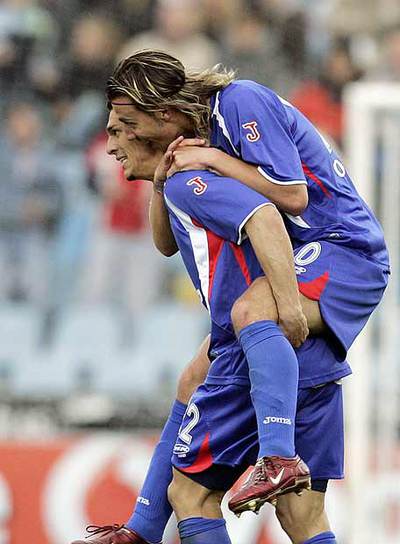 Alexis se encarama sobre Casquero para celebrar su decisivo gol.