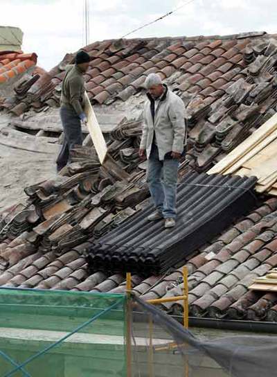 Dos inmigrantes trabajan sin protección en Madrid.