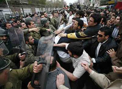 La policía iraní hace frente a los manifestantes que arremetieron ayer contra la Embajada británica en Teherán.
