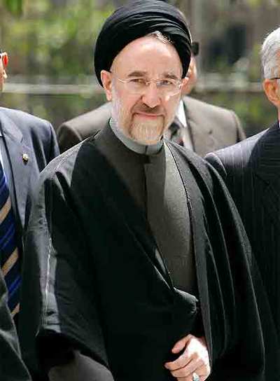 El ex presidente Jatamí llega ayer a la sede de la Liga Árabe en El Cairo.