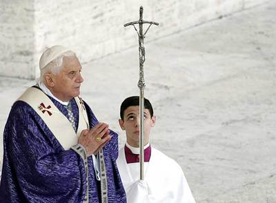 El papa Benedicto XVI, durante la misa de ayer en la plaza de San Pedro.