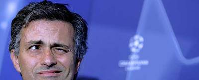 Un gesto expresivo de José Mourinho durante su conferencia de prensa de ayer.