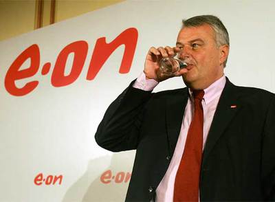 El presidente de E.ON, Wulf Bernotat, en un descanso de la rueda de prensa ayer en Madrid.