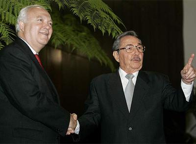 Miguel Ángel Moratinos saluda a Raúl Castro en el Palacio de la Revolución de La Habana