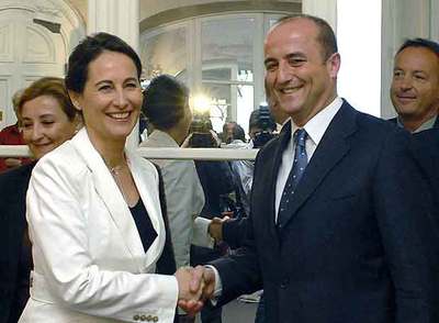 La candidata a la presidencia de Francia, Ségolène Royal,  y Miguel Sebastián, en la sede de campaña en París.