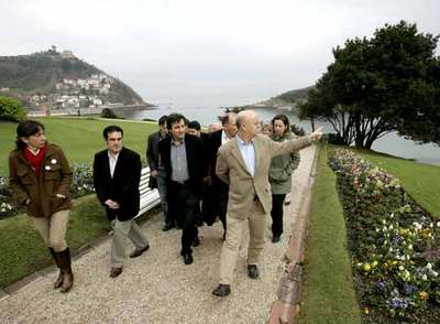 Odón Elorza pasea, ayer, por los jardines de Miramar acompañado de miembros de su candidatura.