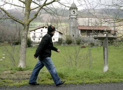 Un hombre pasea por Gaztelu, donde gobierna desde 2003 la agrupación de electores Itturraundi.