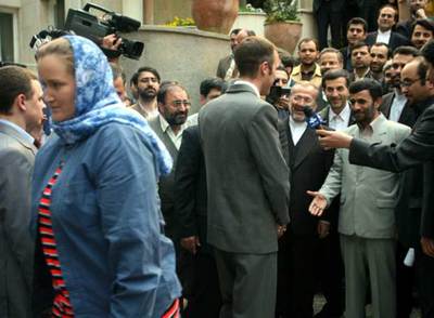 El presidente iraní, Mahmud Ahmadineyad (derecha), habla con el marino Arthur Batchelor. A la izquierda, su compañera Faye Turney.