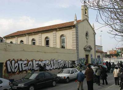 Imagen del  graffiti  pintado ayer en la fachada de la parroquia con la frase 