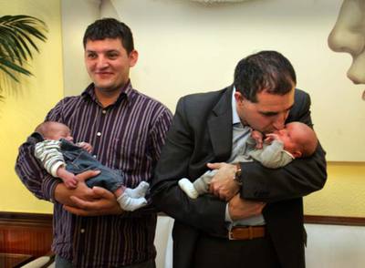 Javier Sestián (izquierda) y Juan José Soriano, con sus respectivos hijos.