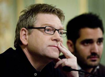 Kenneth Branagh, a la izquierda, y su traductor, durante la presentación de  La flauta mágica  en Barcelona.