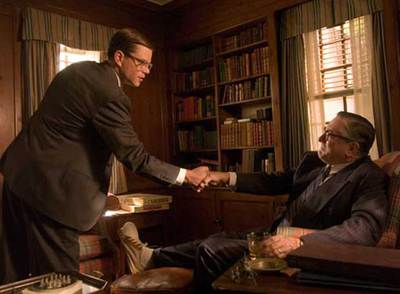 Matt Damon, a la izquierda, y Robert de Niro, en un fotograma de  El buen pastor. 