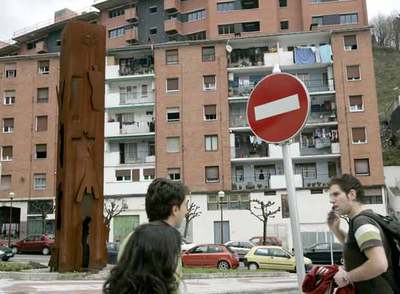 Escultura de Ibarrola por las víctimas de ETA en la plaza de San Pelayo, de Ermua.