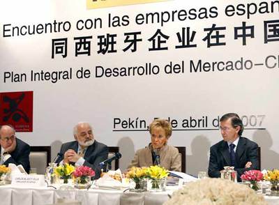 María Teresa Fernández de la Vega, durante su encuentro con empresarios españoles, acompañada por Bernardino León, Pedro Mejía y el embajador Carlos Blasco.