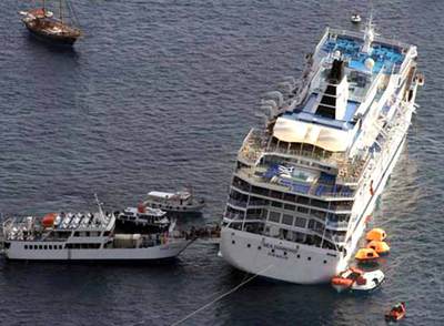 Operación de rescate de los pasajeros del crucero  Sea Diamond,  frente a la isla griega de Santorini.
