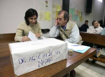 Enrique de Castro, párroco de Entrevías, con la portavoz de la asamblea permanente de la parroquia.