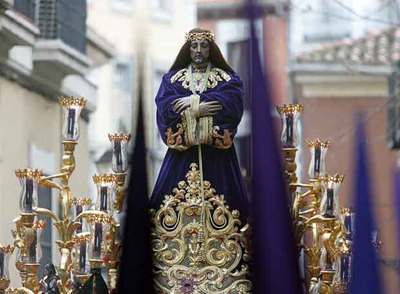 EXPECTACIÓN ANTE LOS PASOS PROCESIONALES