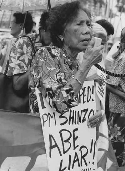 Lola Pilar Frías, en plena protesta frente a la Embajada de Japón en Manila.