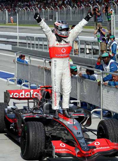 Alonso, exultante encima de su McLaren tras el triunfo.