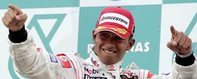 Hamilton celebra en el podio su segundo puesto.