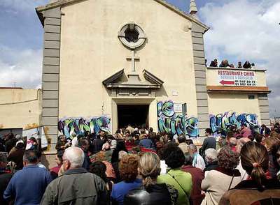 Cientos de personas siguen la misa del Domingo de Resurrección en el exterior de la parroquia de San Carlos Borromeo. rnrn.