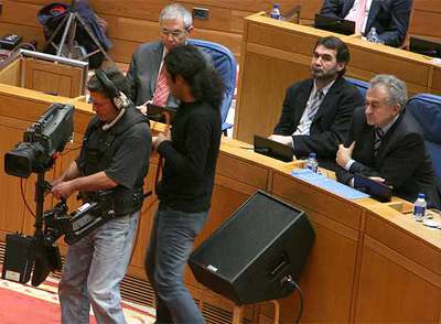 Personal de TVG maneja una cámara durante una retransmisión en el Parlamento el pasado año.