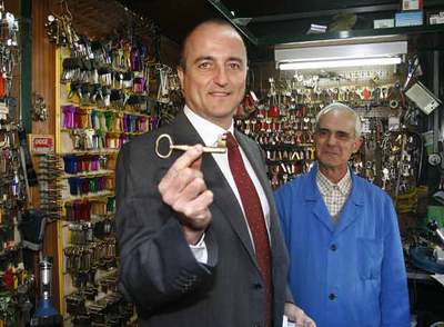 El candidato socialista a la alcaldía, Miguel Sebastián, muestra una llave en una cerrajería de Latina.