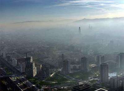 Vista aérea de Barcelona desde Diagonal Mar en la que se aprecia la capa de contaminación del aire.