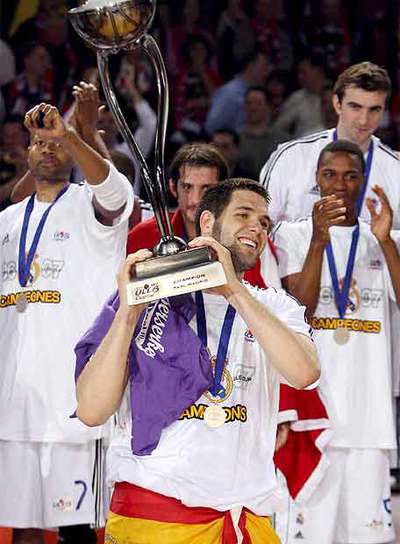 Felipe Reyes alza el trofeo. Detrás de él, Smith (a la izquierda) y Nguema.