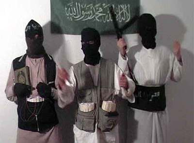 Fragmento del vídeo en el que tres terroristas reivindicaron los atentados del 11-M. En el centro, El Chino, según declaró ayer su viuda.