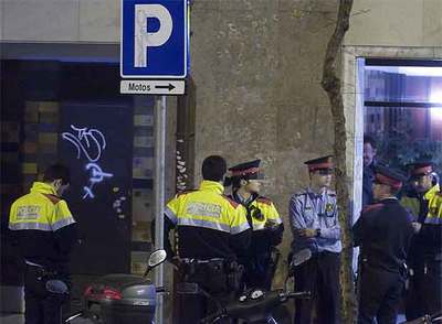 Los Mossos d'Esquadra registraron los edificios de la calle Joaquim Ruyra.
