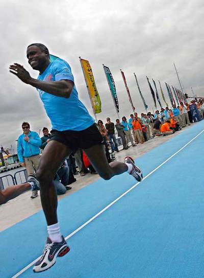 Carl Lewis, ayer en el puerto de Valencia.