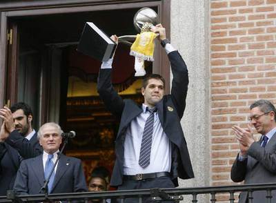 Felipe Reyes, capitán del Madrid, levanta el trofeo junto al presidente del club y el alcalde Alberto Ruiz-Gallardón.