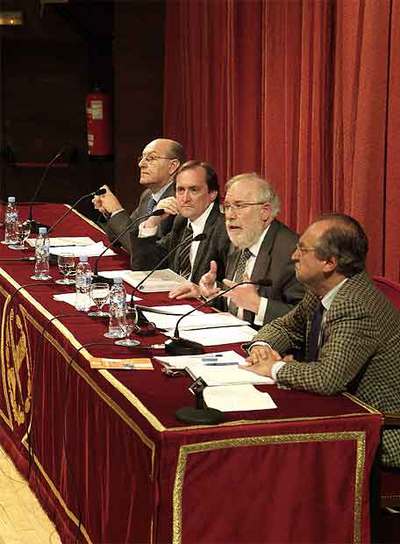 Candidatos a rector de la Complutense, debatiendo ayer.