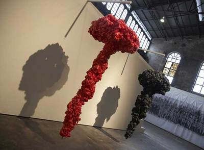 Obras de los artistas León Ferrari, al fondo, y Joaquín Sánchez, en la exposición 'Contemporaneidades'.