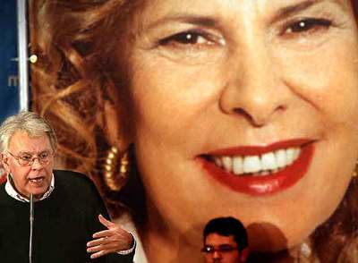 Felipe González durante el mitin que dio ayer en Valencia con una gran foto de Carmen Alborch detrás.