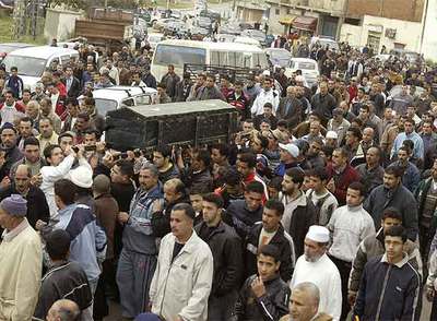 Amigos y parientes de las víctimas del atentado del pasado día 11 en Argelia portan un féretro en Maalma, a 30 kilómetros de Argel.