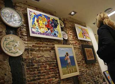 Artículos realizados por reclusos que se exponen en la tienda Asombra, situada en Madrid.