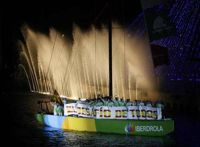 El   Desafío Español   navega durante el desfile inaugural, ayer por la noche.