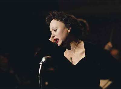 La actriz francesa Marion Cotillard, en el papel de Edith Piaf, en la película  La vida en rosa .