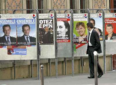 Vallas de propaganda de varios de los 12 candidatos que se presentan a las presidenciales francesas del próximo 22 de abril.