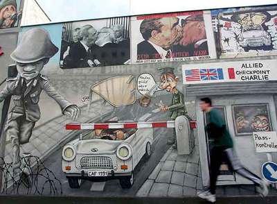 Parte del muro retirado en el que aparece el beso del dictador soviético Leonid Bréznev a su colega germano oriental Erich Honecker.
